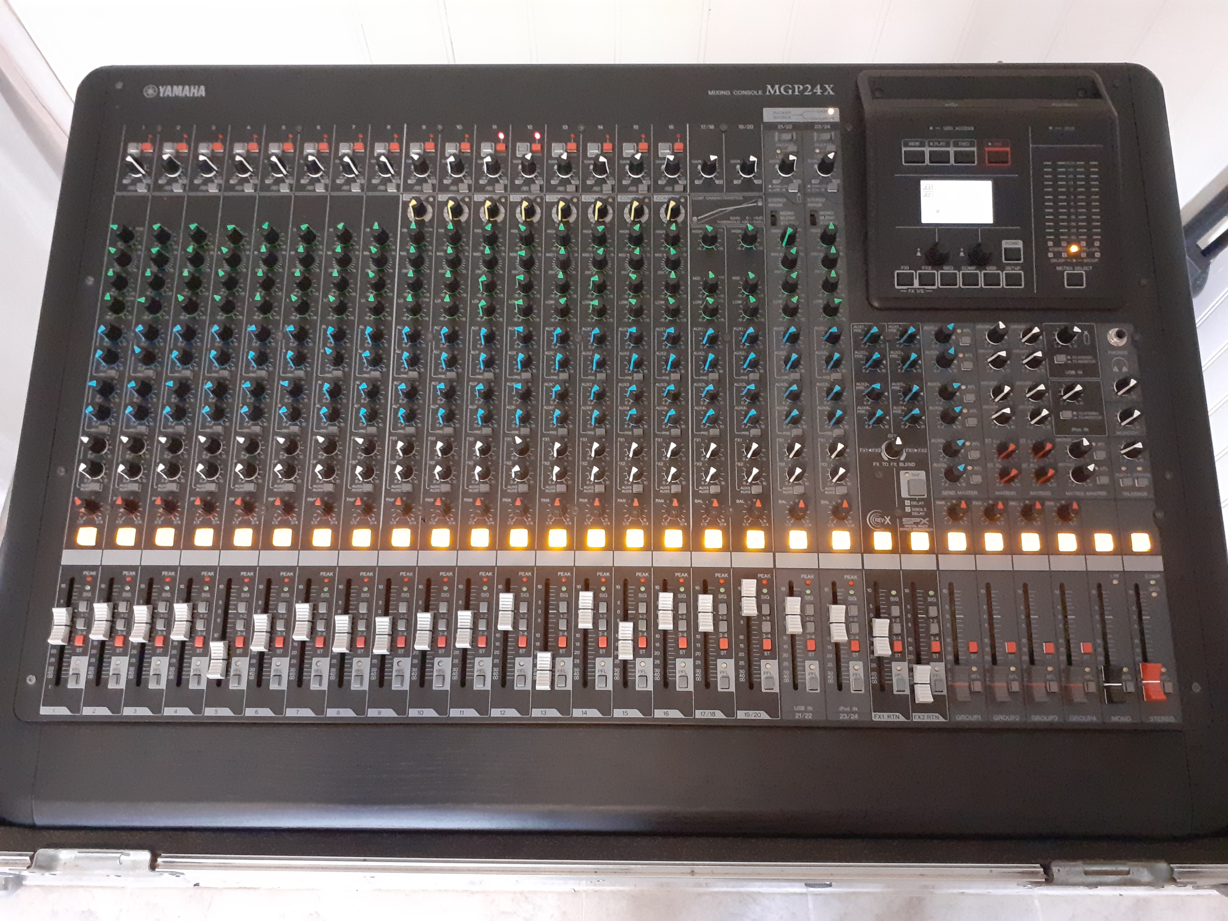 Table de mixage 24 canaux YAMAHA MGP24X
