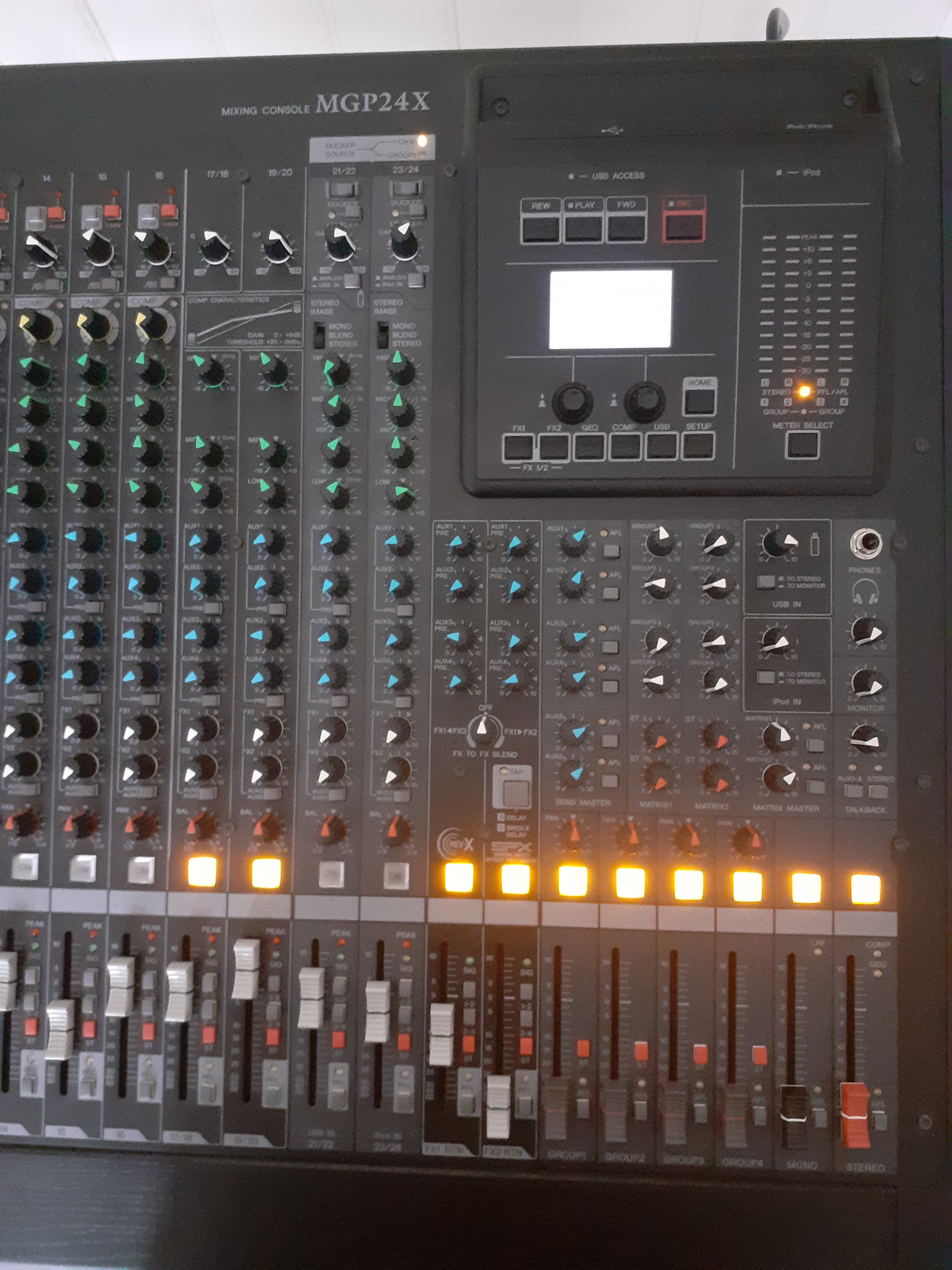 Table de mixage 24 canaux YAMAHA MGP24X - image 3